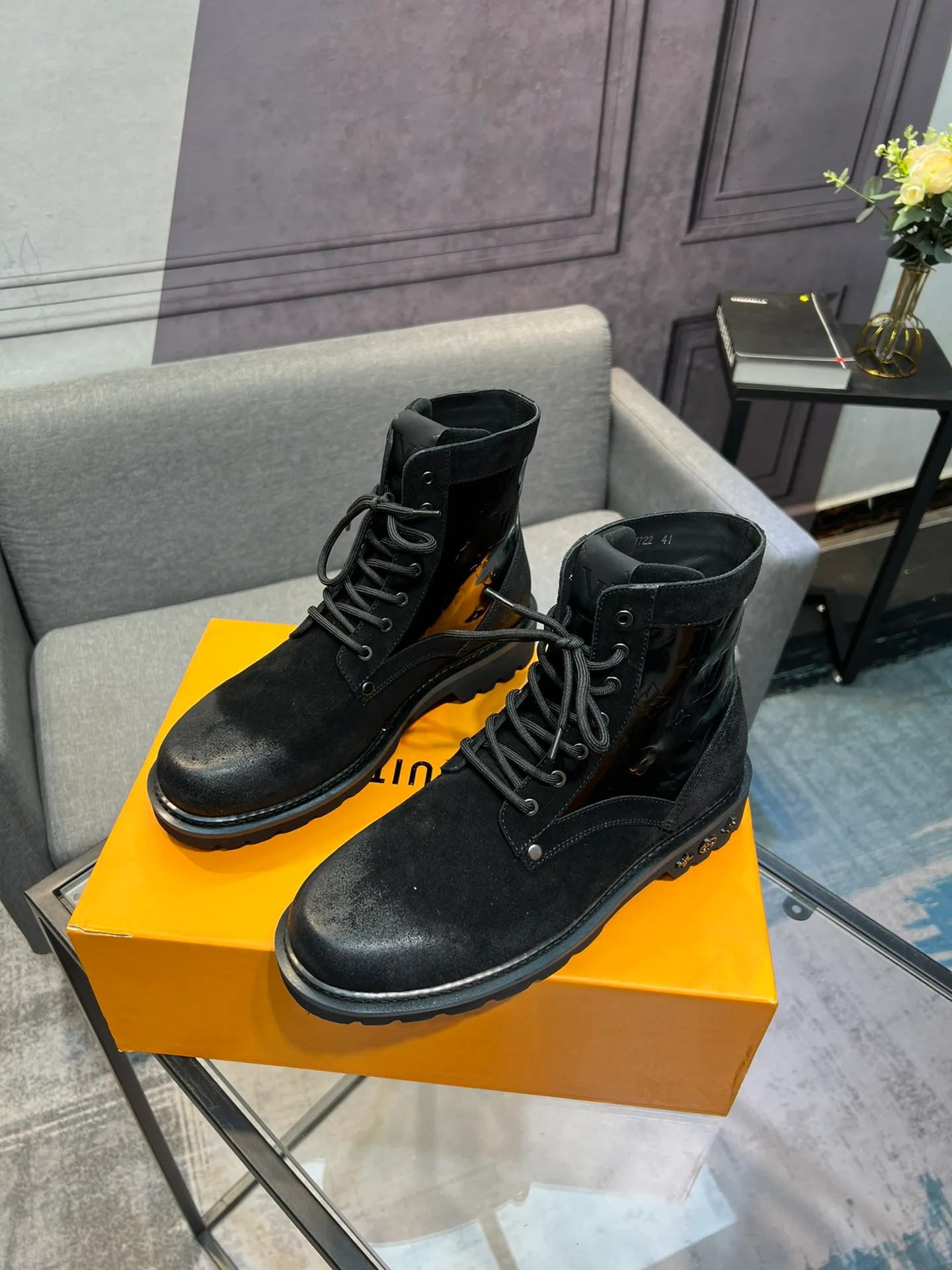 Men's shoes 💰920 L Home - the latest LV men's business casual boots, luxury and nobility are a must. They are all made of imported original first-layer cowhide, just to create a more comfortable wearing experience. ➕Top imported water-dyed full cow lining, original high wear-resistant outsole! 👏👏 Size: Male 39-44; (38 45 46 customized)